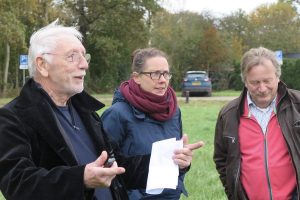 Foto van bezoek van Tweede Kamerlid Elke Slagt-Tichelman aan een akker bij de school in Diever, waar lelieteelt plaats zou vinden. Met (links op de foto) Kees Riem Vis en met Ton Spijkerman.