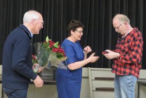 Overhandiging van het jubileumspeldje aan de heer Morrenhof