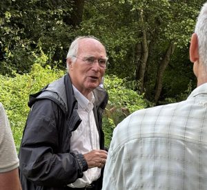 Rudy geeft uitleg tijdens de wandeling.