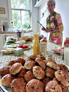 Korrie Spoor legt de laatste hand aan de lunch